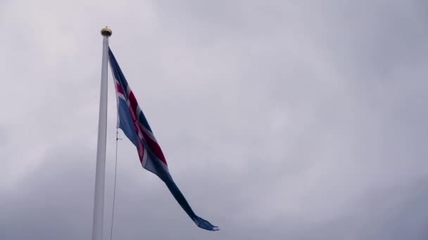 Bandera Islandesa Ondeando Sobre Cielo Nublado — Vídeo de stock