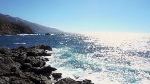 Onde Dell Oceano Pacifico Infrangono Sulla Costa Big Sur California — Video Stock