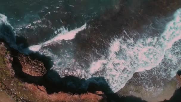 Letecký Pohled Šplouchající Vlny — Stock video