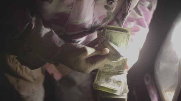 Homem Segurando Pilha Dinheiro Suas Mãos Enquanto Correndo Dedos Através — Vídeo de Stock