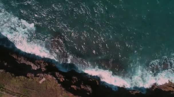 Uçuruma Vuran Dalgaların Havadan Görünüşü — Stok video