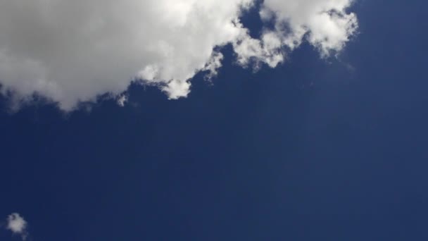 浮肿的白云在明亮的蓝天的映衬下进入并滚过镜框 — 图库视频影像