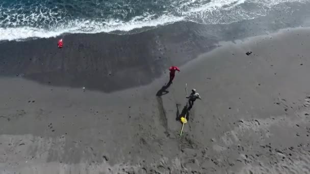 Rybak Włócznia Czarnym Piasku Plaży — Wideo stockowe