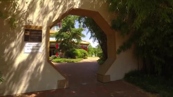 Femme Passant Devant Pagode — Video