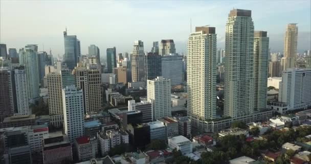 Areal Manila City Orbitujący Połowie Drogi Wokół Wieżowców Wieczorne Słońce — Wideo stockowe