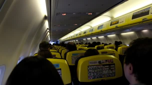 Pessoas Sentadas Num Avião — Vídeo de Stock
