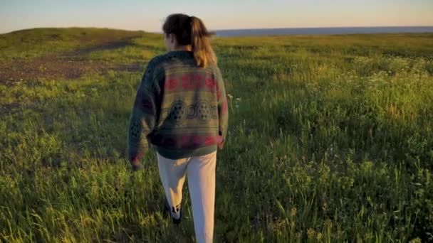 Uzun Otların Arasında Yürüyen Denize Bakan Genç Bir Kadının Yakın — Stok video