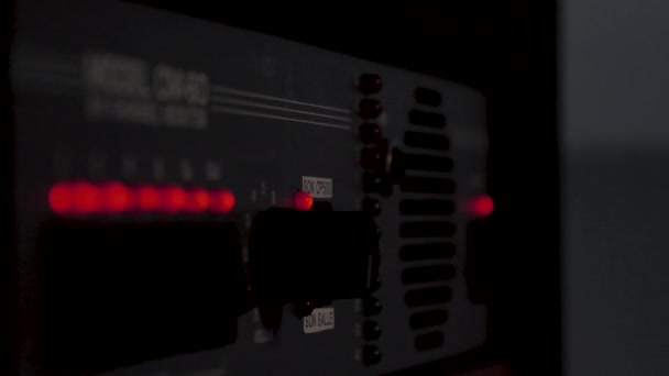 コンピュータや電子機器の背面に赤いライトが点灯します フィールドの浅い深さ — ストック動画