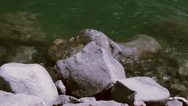 Agua Rompe Una Roca Mar — Vídeos de Stock