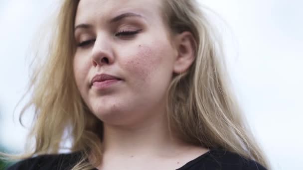 Adolescente Icelandic Menina Sardenta Com Cabelo Loiro Longo Olhando Redor — Vídeo de Stock
