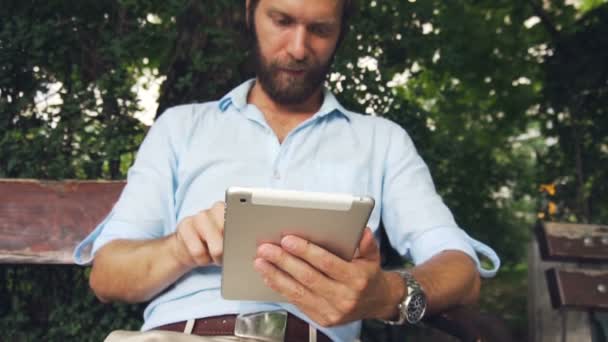 Hombre Con Barba Usando Tableta Para Citas Cerca — Vídeos de Stock