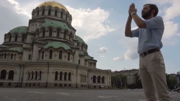 Молодой Человек Молится Купели Александро Невского Собора — стоковое видео