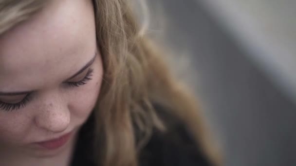 Κατακόκκινη Έφηβη Από Την Ισλανδία Σοβαρή Διάθεση Κοιτάει Κάτω Και — Αρχείο Βίντεο