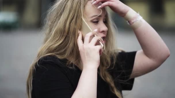 Adolescente Icelandic Menina Sardenta Com Cabelo Loiro Longo Falando Ouro — Vídeo de Stock