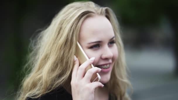 Adolescente Ragazza Lentigginosa Ghiacciata Con Lunghi Capelli Biondi Parlando Iphone — Video Stock