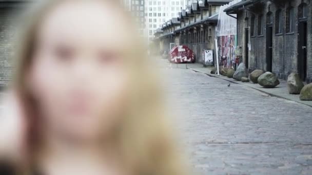 Nastoletnia Piegowata Dziewczyna Długimi Blond Włosami Patrząca Kamerę Ulicy Kopenhagi — Wideo stockowe