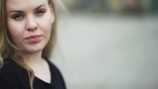 Genç Zlandalı Uzun Sarı Saçlı Çilli Kız Kameraya Bakıyor Saçlarını — Stok video