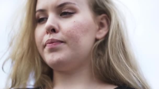 十代のアイスランドのくそ少女と長いブロンドの髪 コペンハーゲンの屋外を見回す — ストック動画