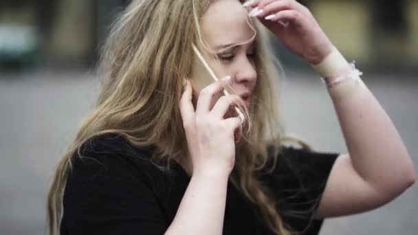 Adolescente Ragazza Lentigginosa Icelandic Con Lunghi Capelli Biondi Parlando Iphone — Video Stock