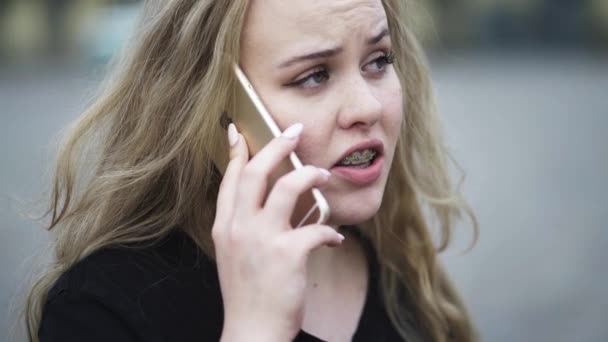 Diş Teli Takan Uzun Saçlı Gülümseyen Altın Iphone Konuşan Genç — Stok video