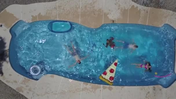 Drone Shot Van Het Zwembad Als Personen Springen Zwemmen Plezier — Stockvideo