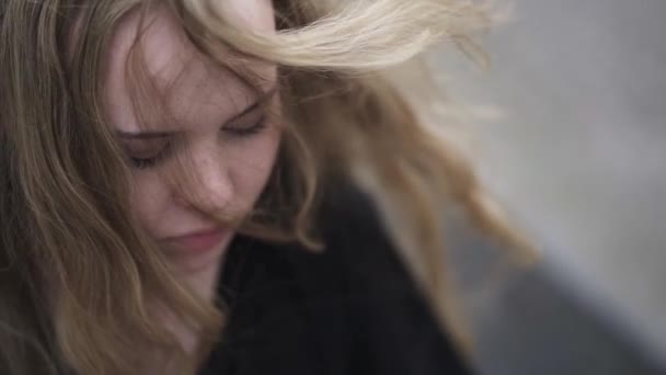 Çilli Zlandalı Genç Kız Ciddi Bir Ruh Hali Içinde Aşağı — Stok video