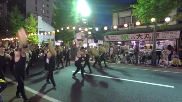 Grupp Dansare Paraderar Nedför Gatan Och Framför Sin Version Hanagasadansen — Stockvideo