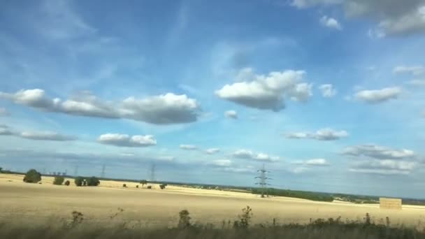 Fordon Som Rör Sig Längs Landsbygden — Stockvideo