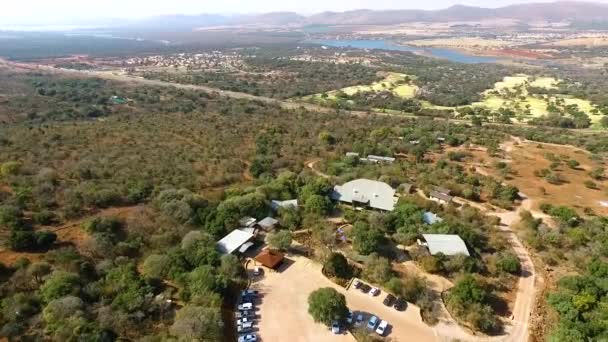 Uma Vista Aérea Alojamento Sul Africano Situado Entre Arbustos Com — Vídeo de Stock