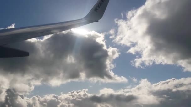 Рейнойр Боїнг 737 Злітає Спостерігаючи Сонце Через Вікно Літака — стокове відео