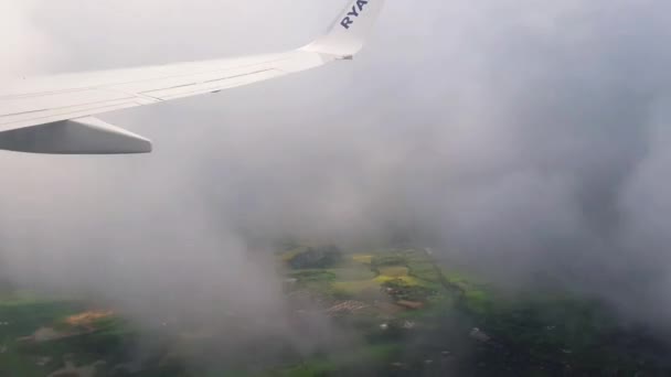 Ryanair Boeing 737 Volant Travers Les Nuages — Video