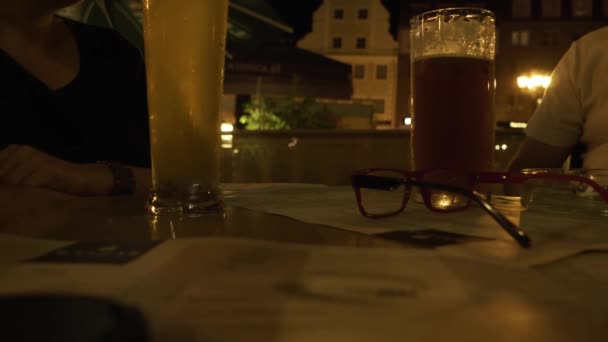 Deux Hommes Table Pendant Nuit Dans Restaurant Qui Boivent Bière — Video