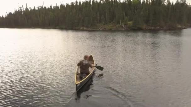Mann Paddelt Mit Einem Kanu Auf Einem Ruhigen Stillen See — Stockvideo