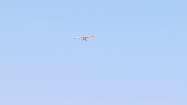 Een Gele Tecnam Klein Vliegtuig Vliegen Ver Weg Blauwe Lucht — Stockvideo