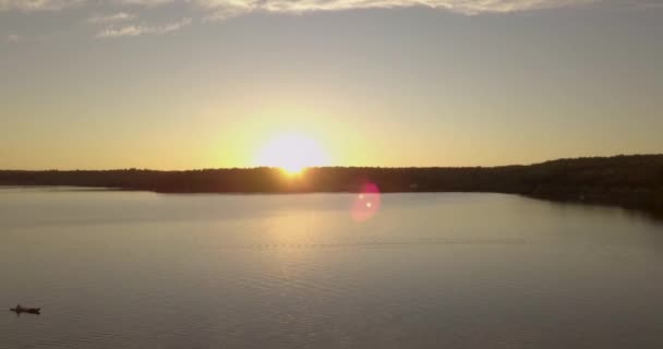 Bei Sonnenuntergang Kanu See Über Leihperson Hinweggeflogen — Stockvideo