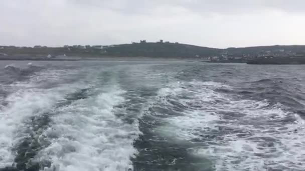 Filmagem Parte Trás Barco Enquanto Sai Uma Ilha — Vídeo de Stock