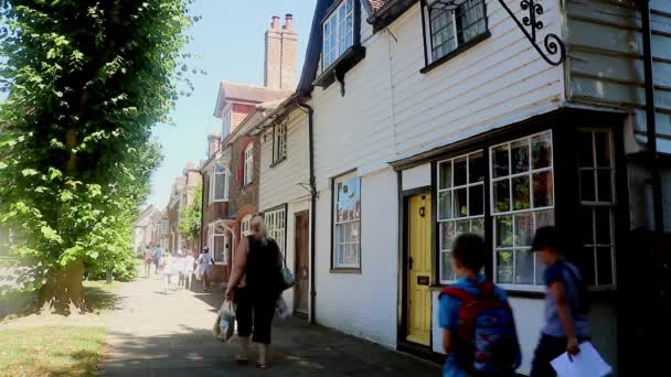 Una Excursión Escolar Una Tranquila Calle Lateral Horsham West Sussex — Vídeo de stock