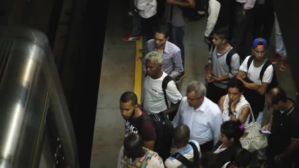 Colpo Angolo Alto Guardando Persone Attesa Una Stazione Della Metropolitana — Video Stock
