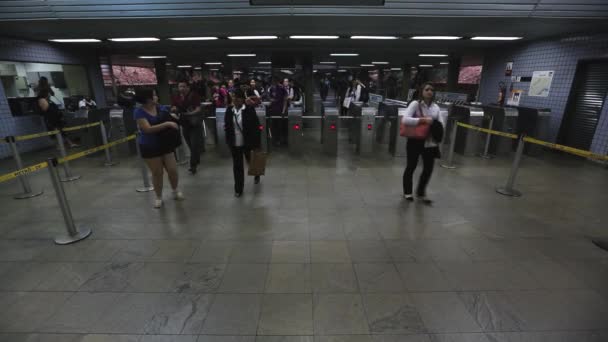 Vue Grand Angle Des Piétons Entrant Dans Une Station Métro — Video