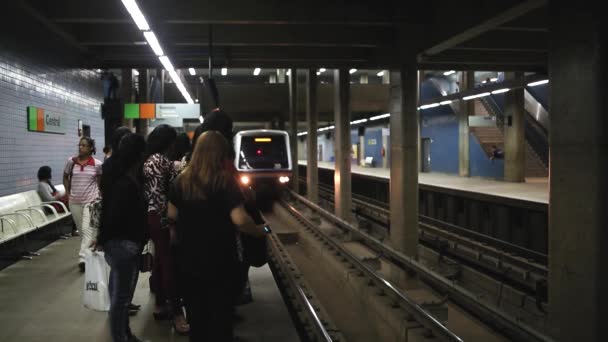 地铁列车驶入车站 在月台前停下 让乘客上车 — 图库视频影像