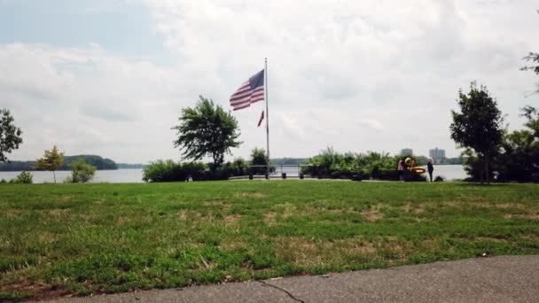 Una Vista Distancia Bandera Estadounidense Ondeando Con Río Delaware Como — Vídeo de stock