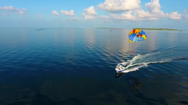 Parasailing Wassersportvergnügen Auf Den Malediven — Stockvideo