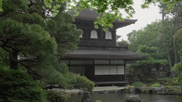 Personer Som Passerar Framför Silverpaviljongen Ginkaku Regn Kyoto Japan — Stockvideo