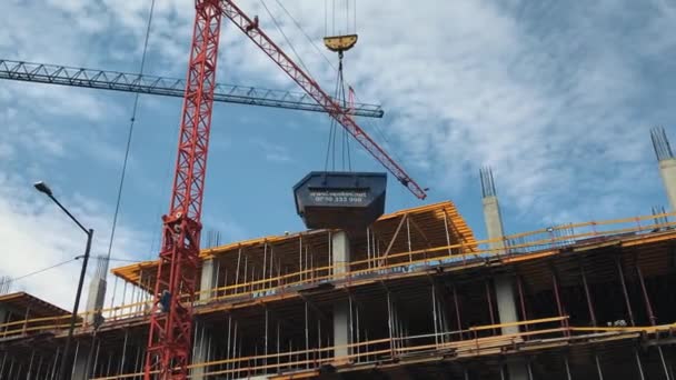 Guindaste Deslizando Recipiente Local Construção Escritórios Apartamentos Cidade Durante Dia — Vídeo de Stock