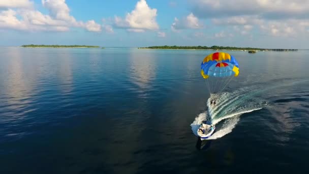 Parasailing Desportos Aquáticos Diversão Nas Maldivas — Vídeo de Stock