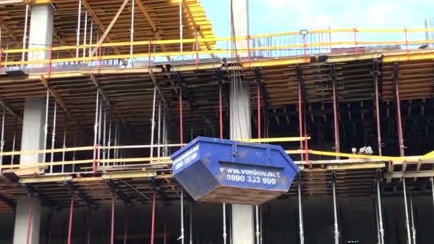 Kran Bringt Einem Sonnigen Tag Einen Container Auf Der Baustelle — Stockvideo