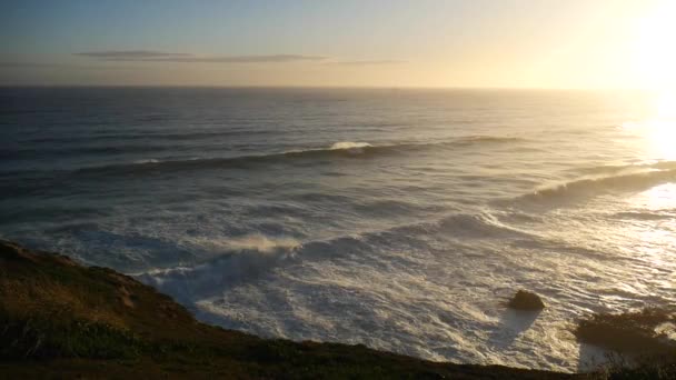 スローモーションでニュージーランドの南海岸に衝突する海の波 — ストック動画