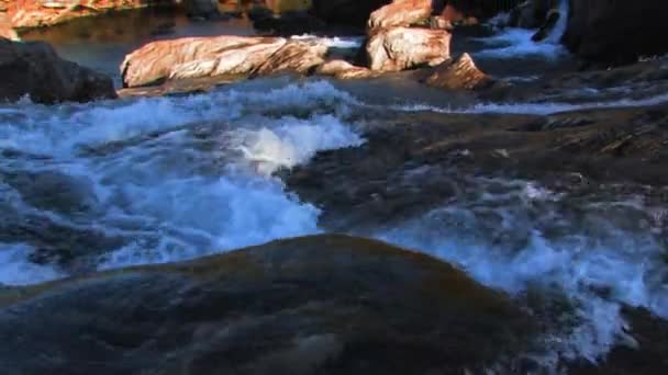 Zicht Van Dichtbij Een Waterval Camera Tilt Vallei Hieronder Onthullen — Stockvideo