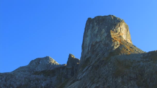 Ampia Vista Una Cresta Rocciosa Montagna Con Bel Cielo Azzurro — Video Stock