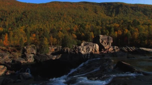 Вид Водопада Реку Внизу Осенняя Листва Украшает Склон Холма Красивыми — стоковое видео